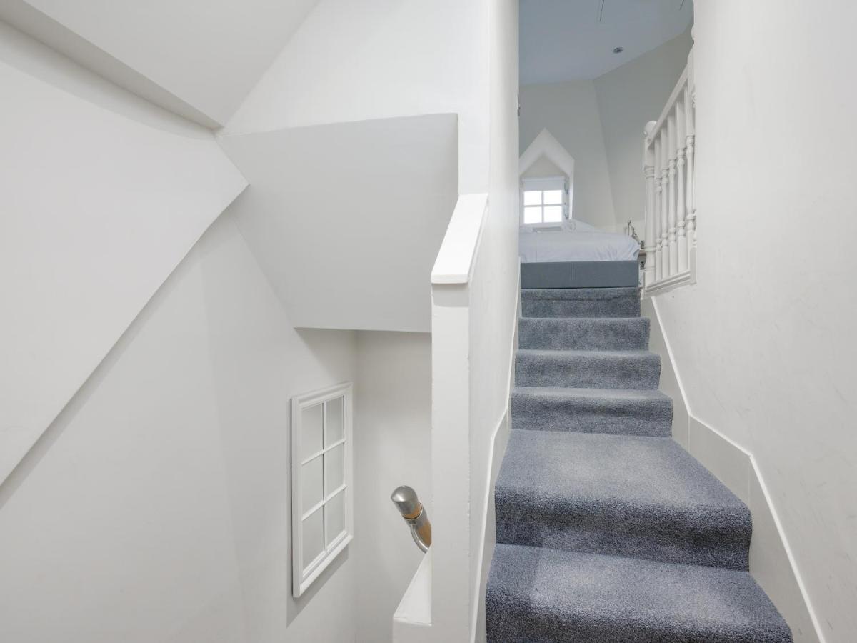 Pass The Keys Historic Ramsay Garden Apt With Balcony Views EDI Eksteriør bilde