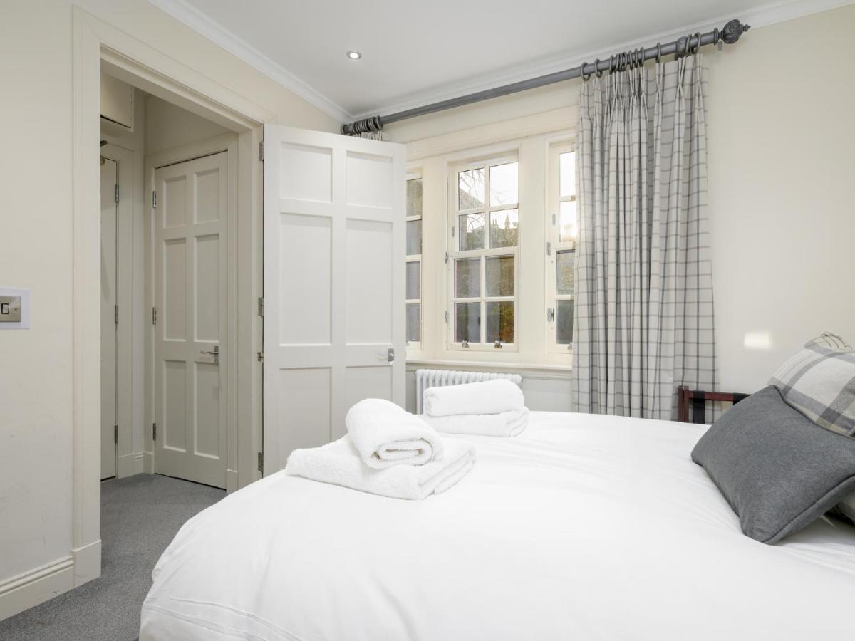 Pass The Keys Historic Ramsay Garden Apt With Balcony Views EDI Eksteriør bilde