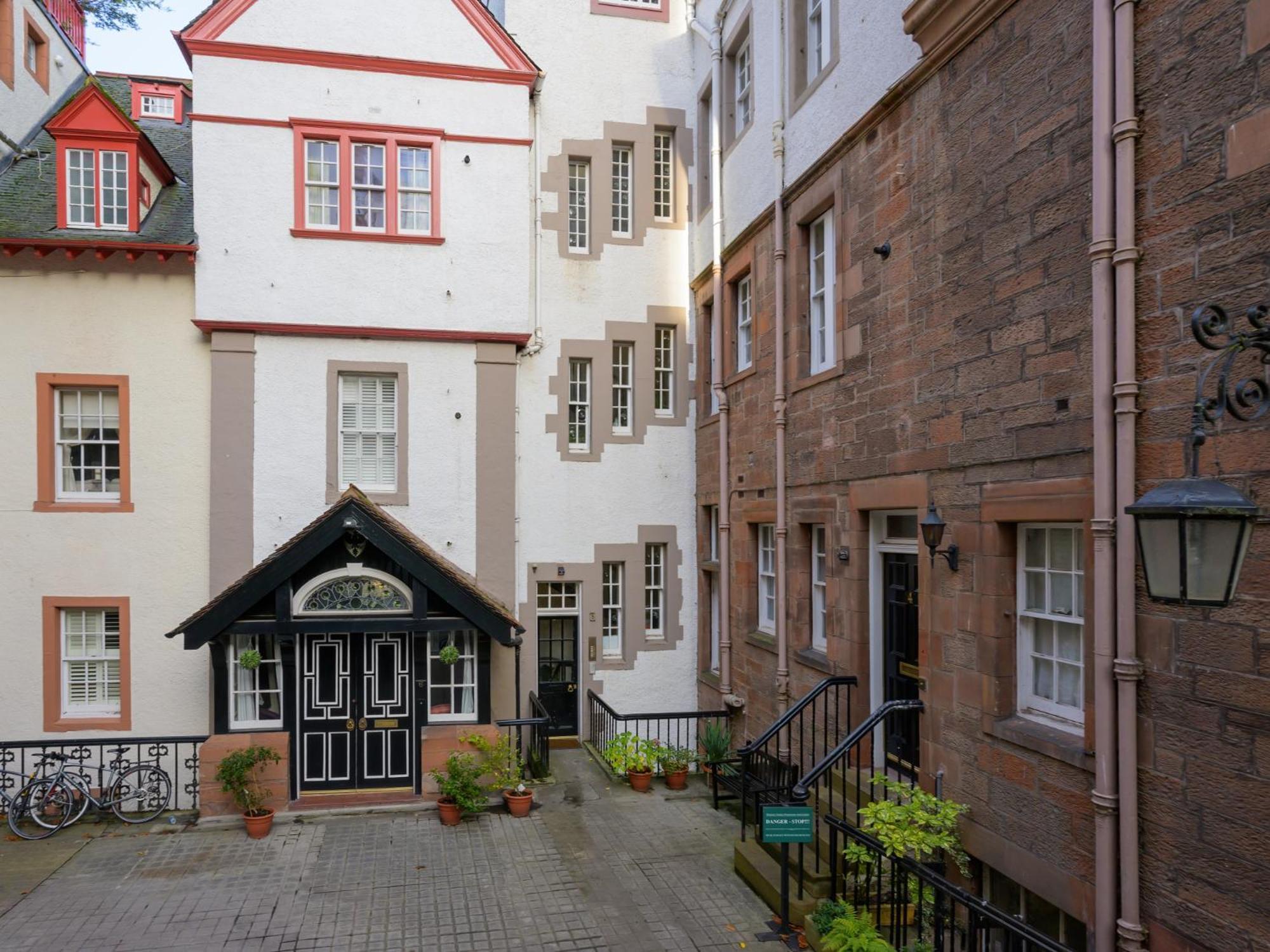 Pass The Keys Historic Ramsay Garden Apt With Balcony Views EDI Eksteriør bilde
